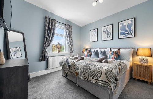 Farnworth House | 4-Bedroom Stunning Luxe, Spacious & Stylish Design House Bolton, Sleeps 11, with Parking Central Bolton, Links to Manchester, Pet-Friendly, Best For Groups! WORK CONTRACTORS SPECIAL OFFER! - by Blue Puffin Stays
