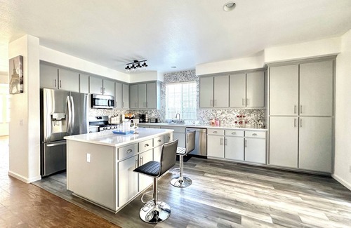 Stockton House | 4-bedroom vacation home just 5 minutes to University of the Pacific