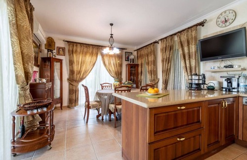 Neo Chorio House | 4-bedroom villa in Latchi with pool table