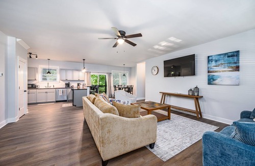Lanexa House | 4-bedroom waterfront homestead near Williamsburg with WiFi, AC. Book now