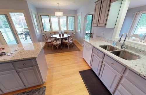 Huddleston House | 4 Bedrooms, 1 Flex Room, 2½ Bathrooms! Flat Lot & SANDY BEACH! Pet Friendly! Come Visit "Pearl's P