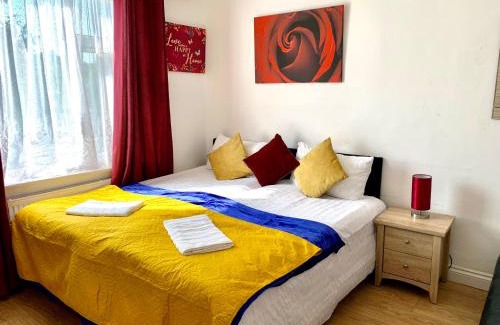 Cranbrook Apartment | 4 Bedrooms, 3 Baths, Full Kitchen and Lounge, Garden, Free Parking