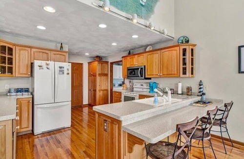 Huddleston House | 4 Bedrooms, 4½ Bathrooms, Sleeps 8! Come Visit 'Carter Cook Retreat'!