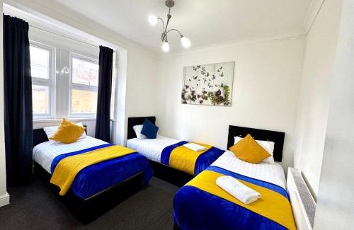 Grove Green House | 4 Bedrooms House, 3 bathrooms , Separate Reception, Full Kitchen, Garden, Parking