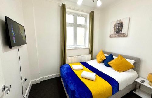 Grove Green House | 4 Bedrooms House, 3 bathrooms , Separate Reception, Full Kitchen, Garden, Parking