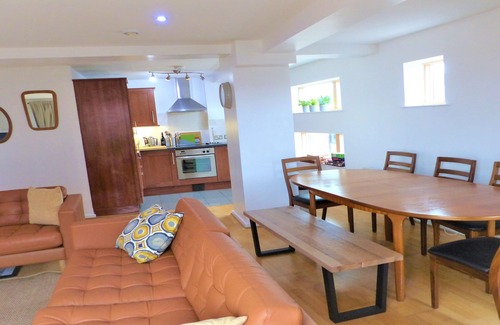 Chinatown Apartment | 4 BEDROOMS-QUIET-SPACIOUS-QUALITY 4 to 8 beds PARKING x 2
