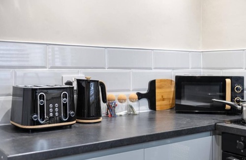 Abercynon House | 4 Bedrooms Sizeable for Contractors/Families