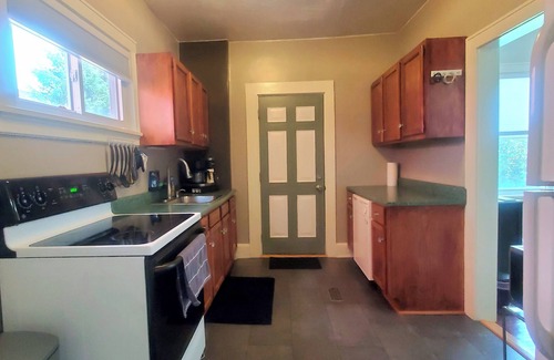 Bellevue House | 4 BEDS .8 Mile Cincinnati 3 Block Walk To River 1,500sf 9' Ceiling Kitchen HOUSE