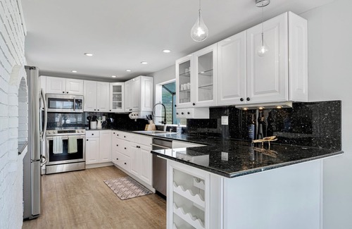 Bryn Mawr-Skyway House | 4 Beds Stunning Lakefront House with Dock Access