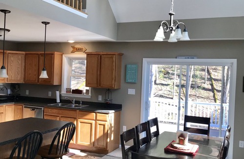 Huntingdon Ski Chalet | 4 BR/2 BA Sleeps 12 Hot Tub!<2 miles to Snyder'sRun Boat Launch; 45 min to PSU