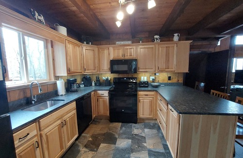 Bushkill House | 4 BR, 3FULL Ba, King Bed, 7 TVs, Fireplace, EPIC Gameroom, FirePit, A/C!