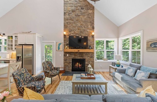 Harbert House | 4 BR 4 BA Cottage - Walk to Private BEACH!