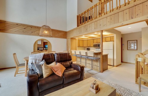 Harbor Springs Condo | 4 BR Chalet in Harbor Springs | Short Drive to Downtown | Whirlpool Tub