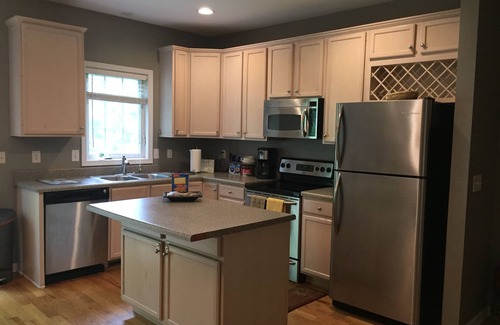 Fry's Spring House | 4 BR Cozy Home near UVA, Downtown & Wineries
