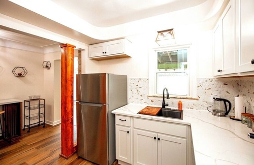 South Euclid House | 4-BR Luxe Retreat: AC,Hot Tub, deck, sunroom,Xbox