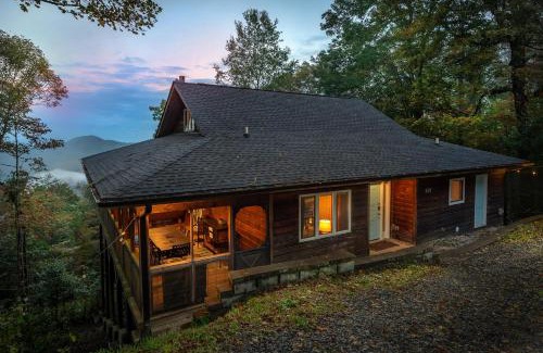 Wolf Laurel House | 4 Br Min to Hatley Pointe Sauna Hot Tub Games Wifi
