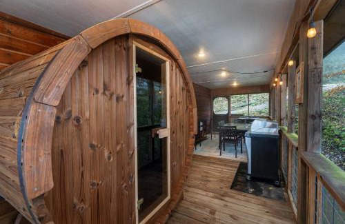 Wolf Laurel House | 4 Br Min to Hatley Pointe Sauna Hot Tub Games Wifi