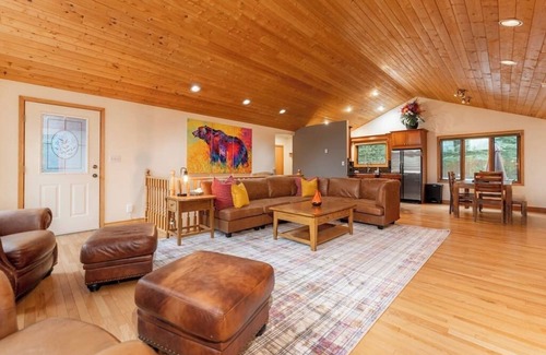 Jasper East House | 4 Br Mountain Chalet | PRIVATE Pool/Hot Tub |2-min DRIVE to Jasper National Park