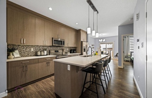 North Central Edmonton House | 4 BR | PetFriendly | Walk to Commonwealth & Rogers