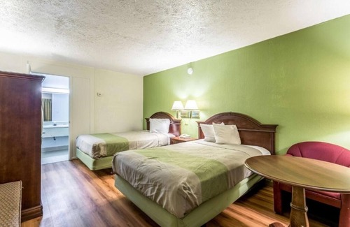 Edgewood Hotel | 4 Budget Edgewood Rooms w/Grab-and-Go Breakfast & Nearby Dining Options