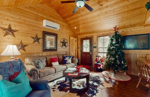 Ledbetter House | 4 Cabins - Reindeer Ranch at Round Top