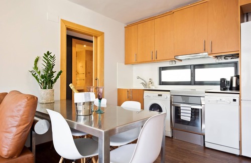 Sant Gervasi Apartment | 4-guest apt. in Sant Gervasi w/terrace & balcony