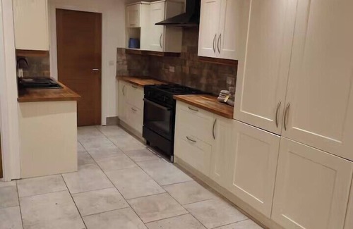 Bolton Apartment | 4 Guests - Bbq - Parking - Garden