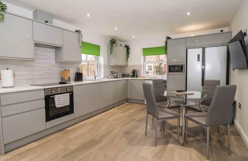 Withernsea Cottage | 4 MANOR GARTH, pet friendly, country holiday cottage in Withernsea