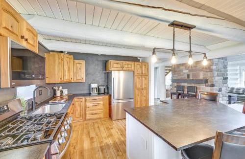 Jonesville House | 4 Mi to Dtwn Spacious Family Cabin in Jonesville!