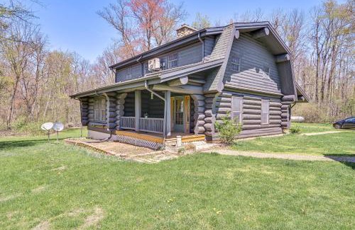 Jonesville House | 4 Mi to Dtwn Spacious Family Cabin in Jonesville!