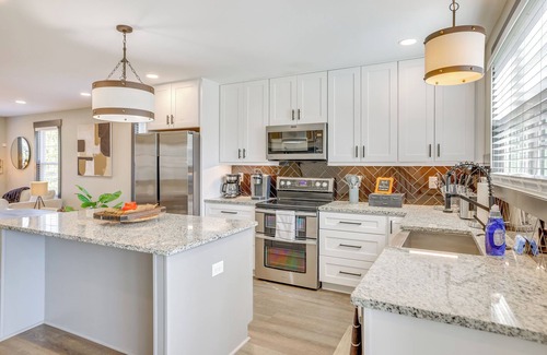 Sans Souci House | 4 Mi to Liberty Bridge: Greenville Getaway w/Deck