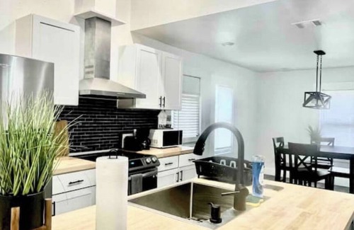 Eastside Promise Neighborhood House | 4 min Riverwalk fully renovated Pet friendly