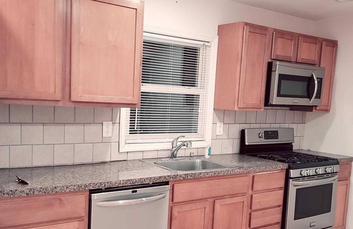 Ronkonkoma House | 4 mint walk train station. 6 Minutes drive from MacArthur Airport. free food