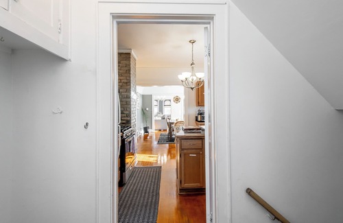 Shorewood House | 4 Minutes Walk to Lake Michigan Atwater Park Beach Balconies. Pet Friendly