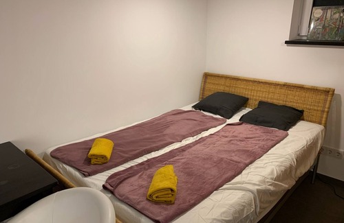 Berg am Laim Bed & Breakfast | 4 PAX Chill Room in Bed & Breakfast Haus Oase Munich. There are pretzels and coffee