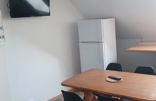 Saint-Pourcain-sur-Sioule Apartment | 4-person 2-bedroom self-contained air-conditioned city center apartment
