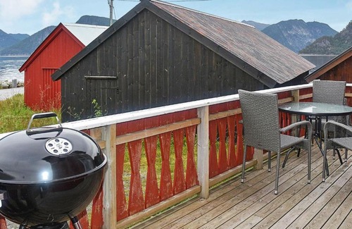 Voll House | 4 person holiday home in Måndalen