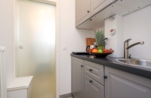 West Berlin Centre Apartment | 4 person old building apartment near Kurfürstendamm