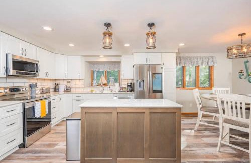 Waupaca House | 4 Seasons Lakehouse Luxury