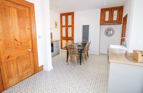 Lincoln Cottage | 4 SOUTH PARK, pet friendly, with a garden in Lincoln