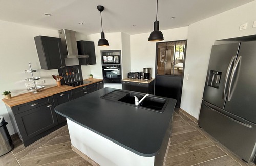 Saint-Parize-le-Chatel House | 4-star business residence with large private parking area