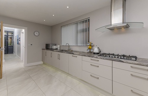 Ormeau House | 4 Star Spacious Luxury. Free Parking and superfast WIFI. Close to city.