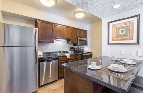 Biggs Field Hotel | 4 Stylish Units – Kitchen, Free Breakfast & Outdoor Pool