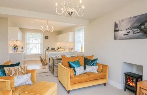 Dartmouth Apartment | 4 The Manor House Hillfield Village