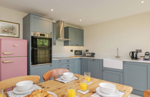 Moreton-in-Marsh Cottage | 4 WELLACRES COTTAGE, pet friendly, with hot tub in Moreton-In-Marsh