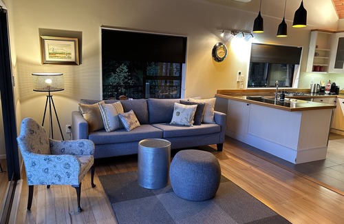 Onetangi Cottage | 4 Wheel Drive included. 5-minute walk from Ferry to car.nSpa Pool