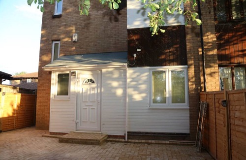 Thamesmead East Ski Chalet | 40 m² Chalet ∙ 1 bedroom ∙ 2 guests