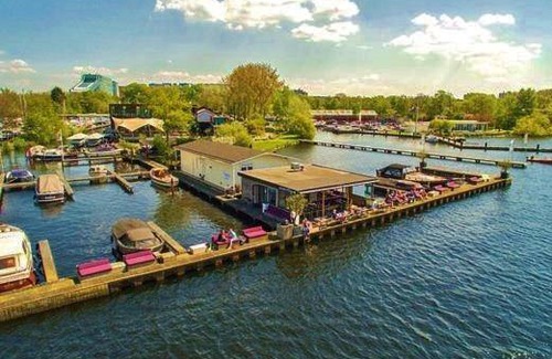 Amsterdam South Boat Rental | 40 m² Houseboat ∙ 2 bedrooms ∙ 4 guests