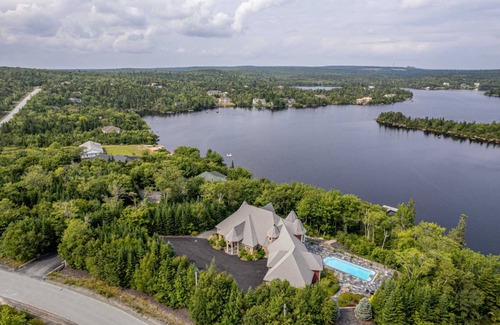 Halifax County House | 400 m² House ∙ 5 bedrooms ∙ 12 guests
