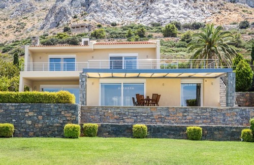 Palaia Fokaia House | 400 m² House ∙ 5 bedrooms ∙ 9 guests